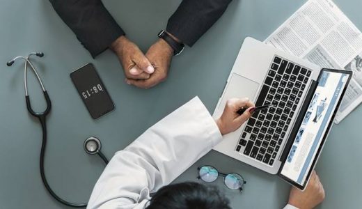 股関節が痛いときの受診は何科？大病院か、医院のどちらにいくべき？
